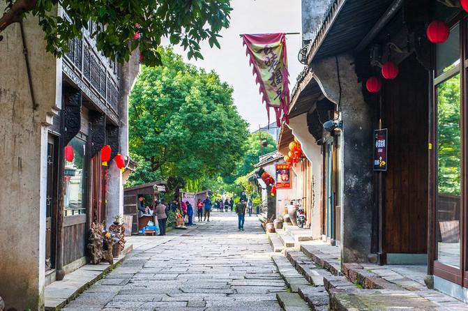 餐厅的面积不太大，在选择餐桌时，需要注意些什么呢？